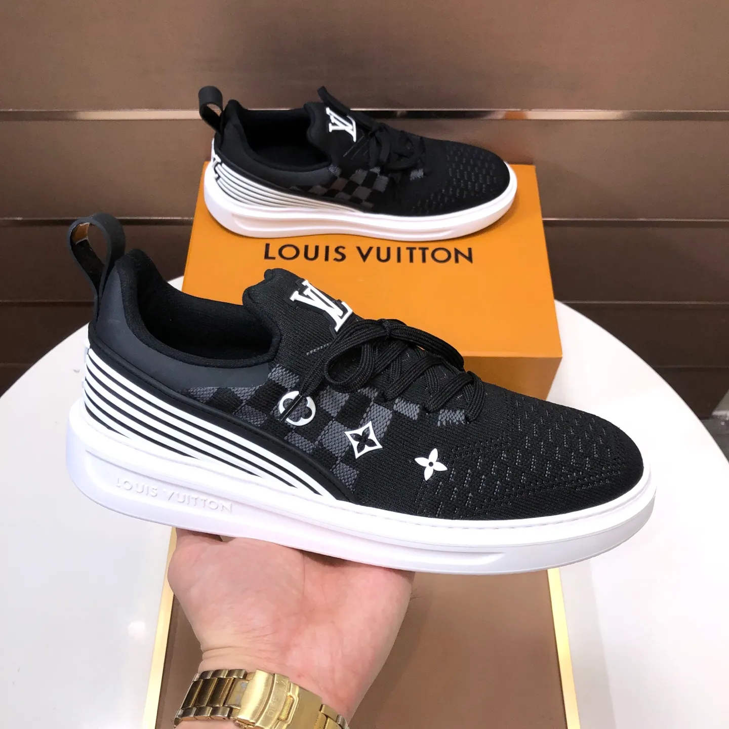 Men's men's shoes 💰640💰Original development, quality shipping, welcome to compare - LV sneaker series sports shoes introduce the loose silhouette of the ready-to-wear series into the spring and summer men's wear shows and make an eye-catching appearance. The cow leather upper is combined with rough fabric laces, and colorful beading highlights the brand's classic elements. LV letters mark the tongue and Monogram floral outsole. Mixed materials Made of top-grain cowhide, thick shoelace design, large Monogram print on the side, mesh lining and cotton feet, the comfort is as extreme as ever, premium heritage, quality first, worth owning! Size: Men’s 38-45 (45 is custom-made and cannot be returned or exchanged)